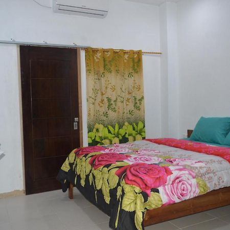 Labuan Bajo Mahoni Guesthouse Exteriör bild