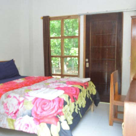 Labuan Bajo Mahoni Guesthouse Exteriör bild