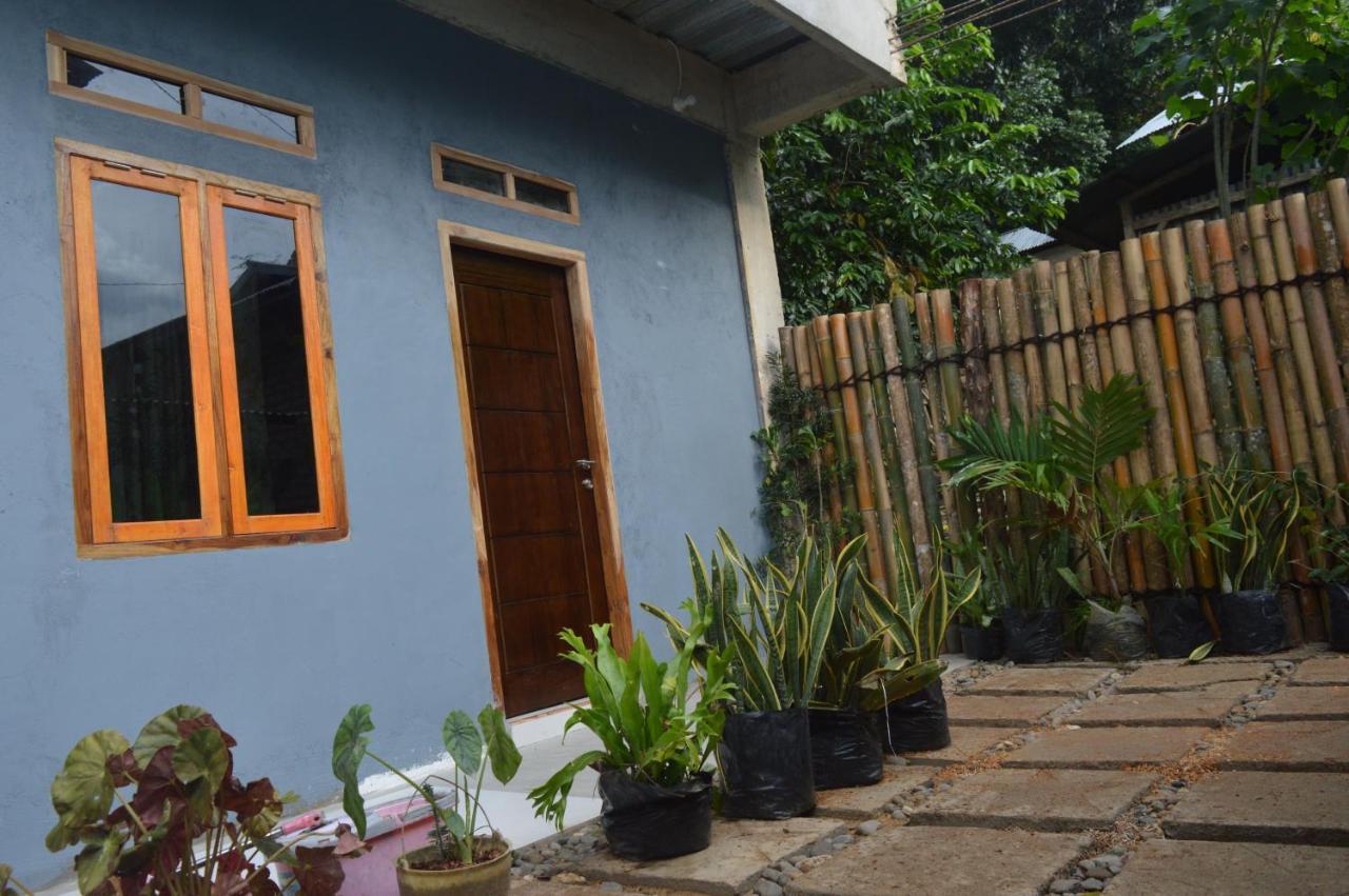 Labuan Bajo Mahoni Guesthouse Exteriör bild