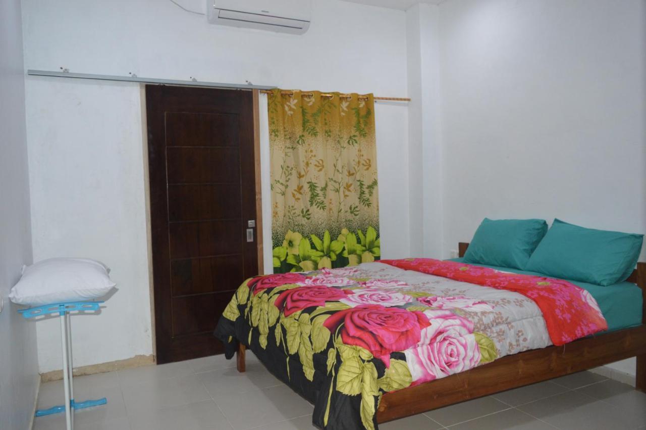 Labuan Bajo Mahoni Guesthouse Exteriör bild