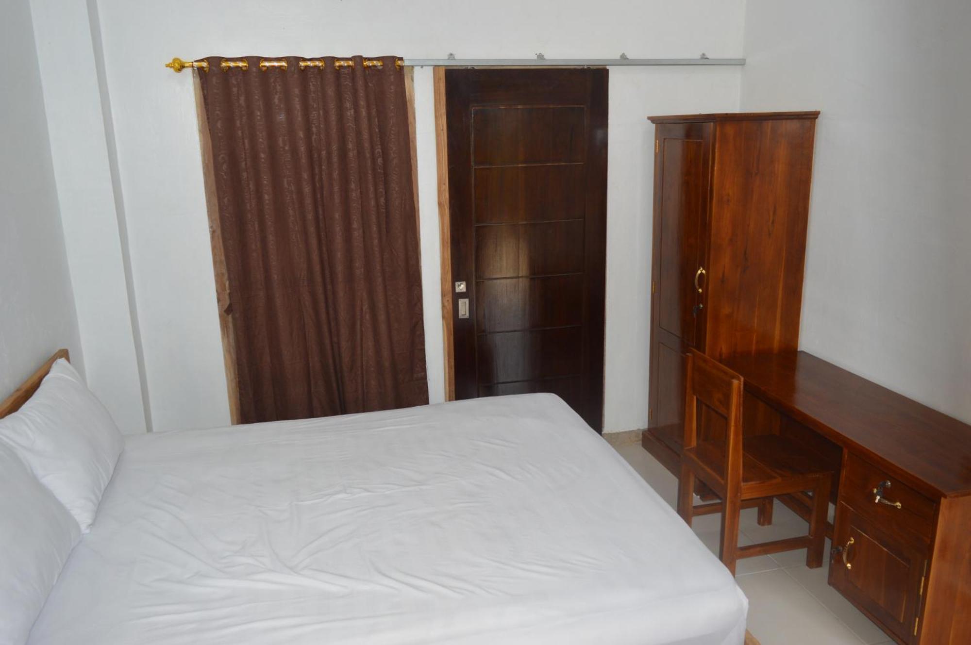 Labuan Bajo Mahoni Guesthouse Exteriör bild