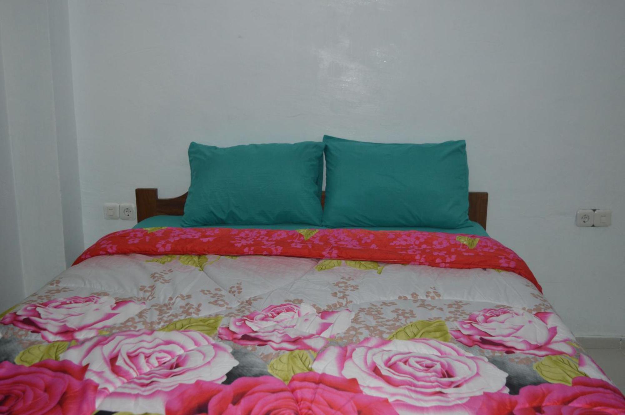 Labuan Bajo Mahoni Guesthouse Exteriör bild