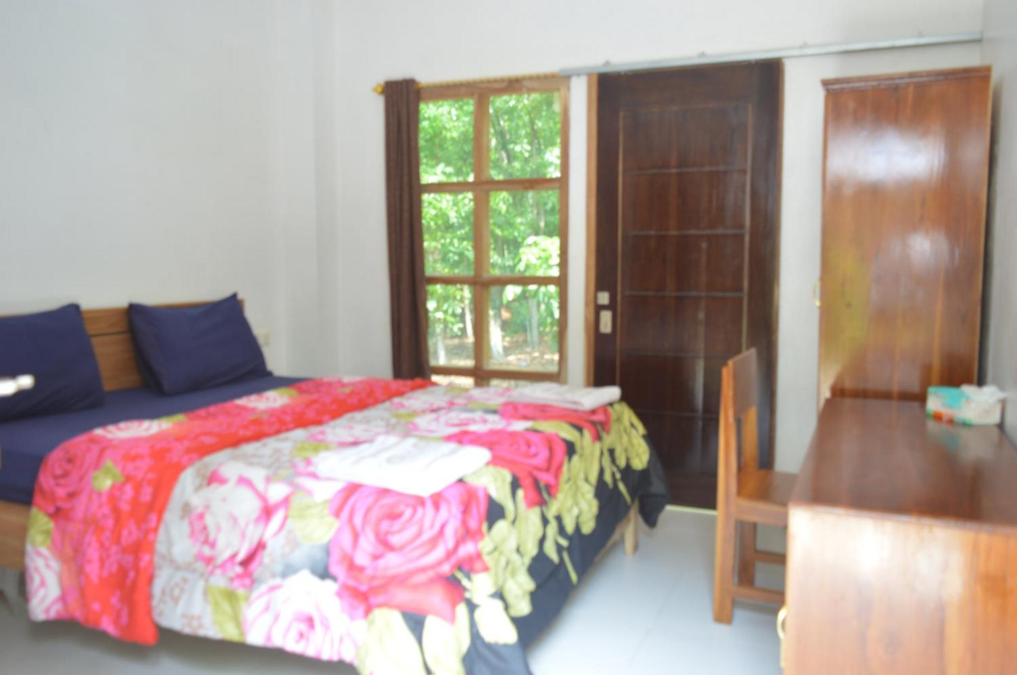 Labuan Bajo Mahoni Guesthouse Exteriör bild