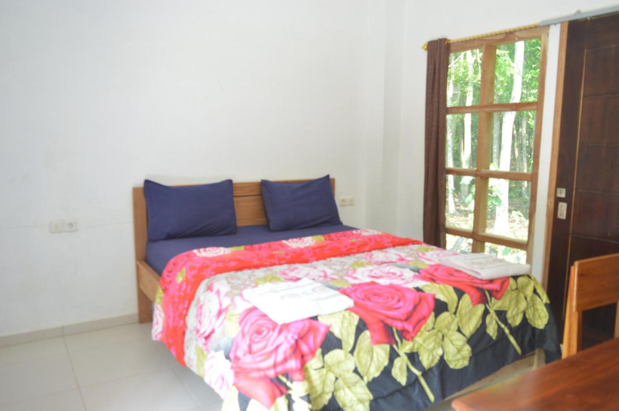 Labuan Bajo Mahoni Guesthouse Exteriör bild