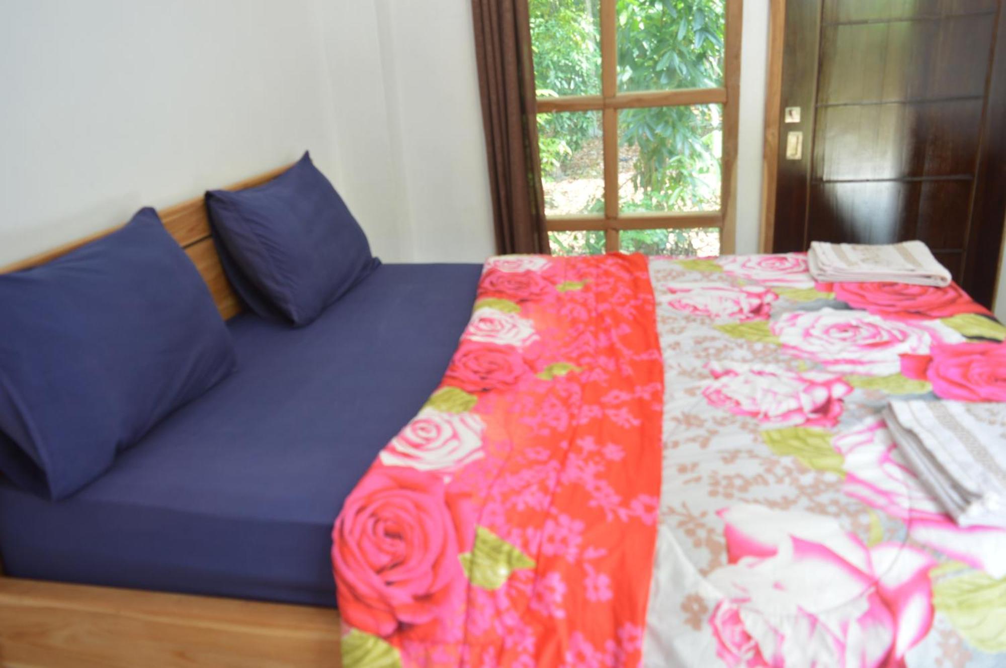 Labuan Bajo Mahoni Guesthouse Exteriör bild